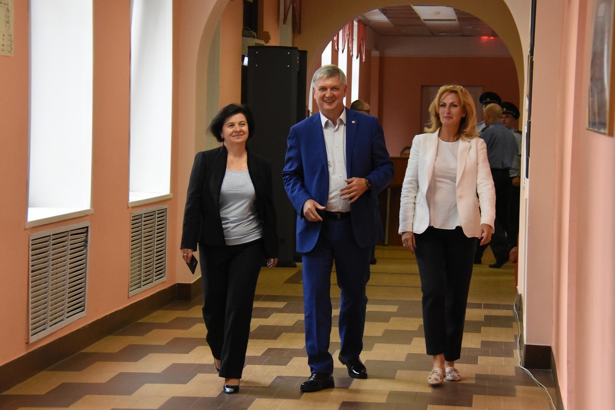 Александр Гусев идёт по коридору избирательного участка вместе с супругой Валентиной (на фото слева).