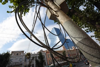 Почему с площади Черняховского могут убрать газоны, с проспекта Революции - провода