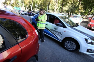 В Воронеже будут штрафовать тех, кто на платных парковках закрывает номер авто