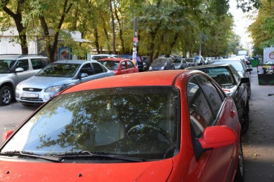 В день запуска платных парковок машины массово прятали во дворах