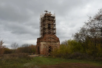 Загадочная история: кто ремонтирует старую колокольню в Шилово?
