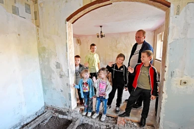 Отец-одиночка и его семеро детей всё-таки отпразднуют новоселье
