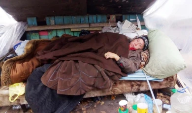 В Воронеже женщина-инвалид будет зимовать во дворе многоэтажек на диване
