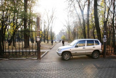 Водители превратили парки в центре города в бесплатные парковки