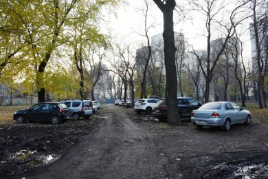 Парк Дурова стремительно превращается в парковку