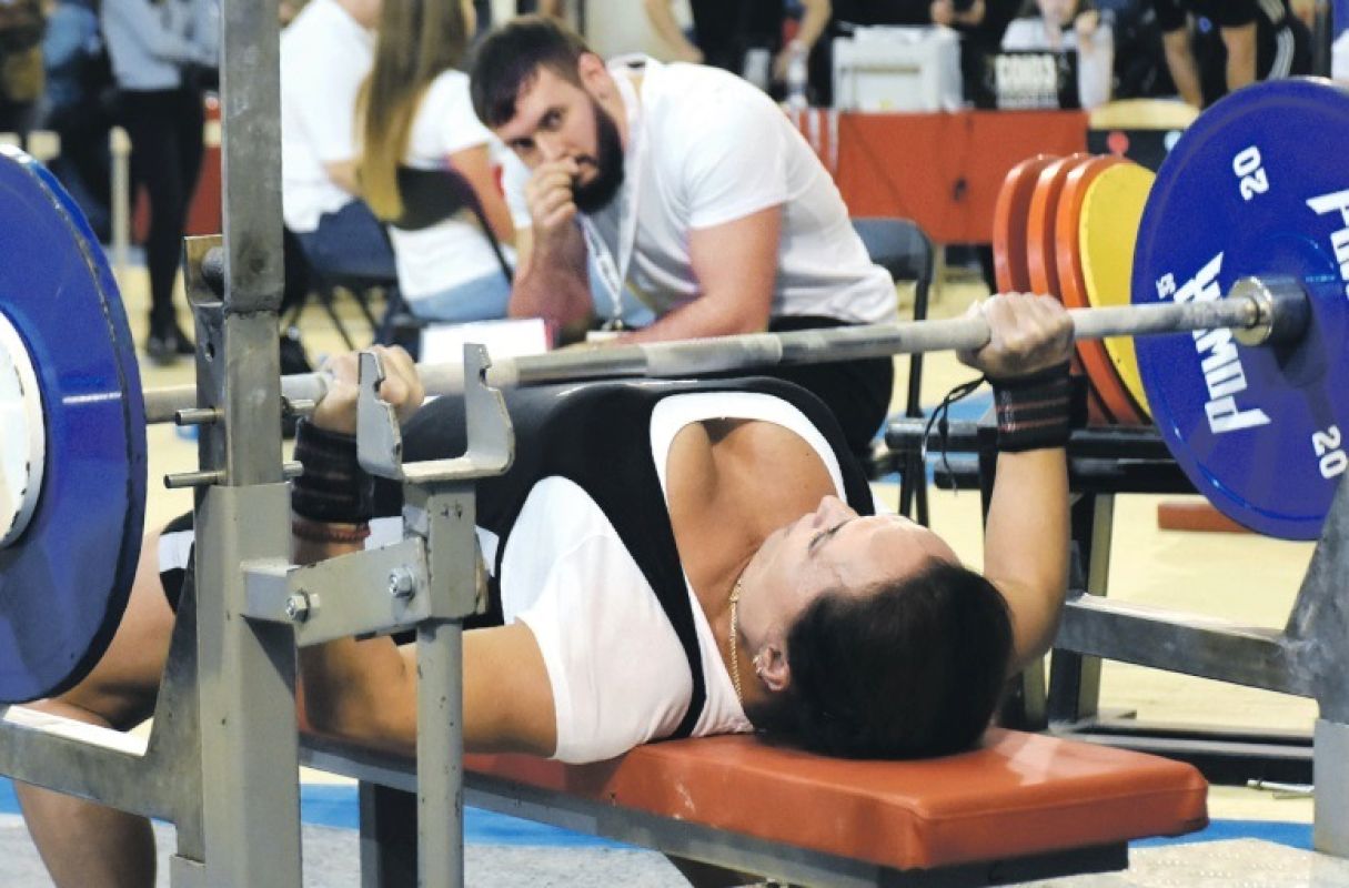 Представители сильного пола, как правило, скептически относятся к тому, что женщины тягают штангу, но Ирина и Светлана заставили мужчин взглянуть на них по-другому  