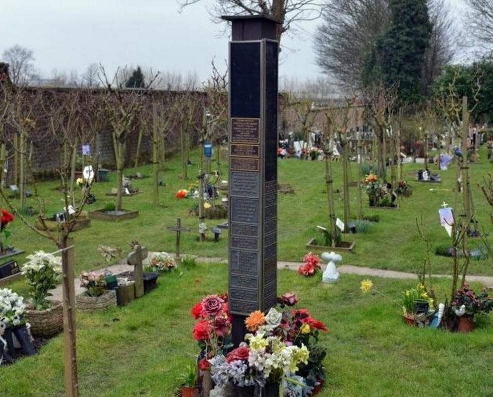 Кладбище Кенсал Грин в Лондоне могила Фредди Меркьюри