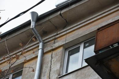 Воронежцы жалуются на троллейбусные растяжки на фасаде, «разрывающие» их дом