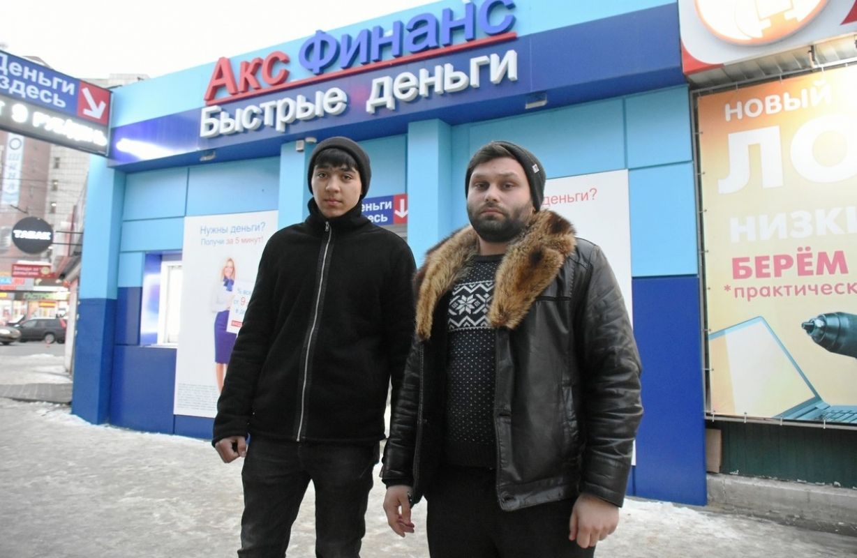 Олег (справа) и Роман (слева) у того самого салона, где спасали девушку