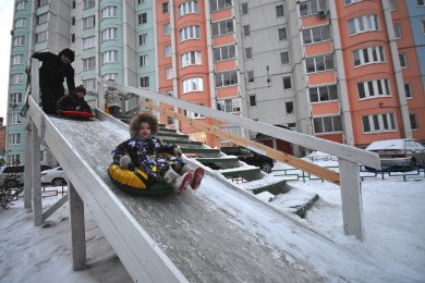Воронежец за свои деньги залил во дворе горку для детей