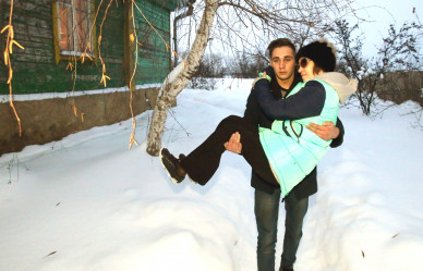 Мальчика, который ухаживал за слепой безногой мамой, забирают в армию
