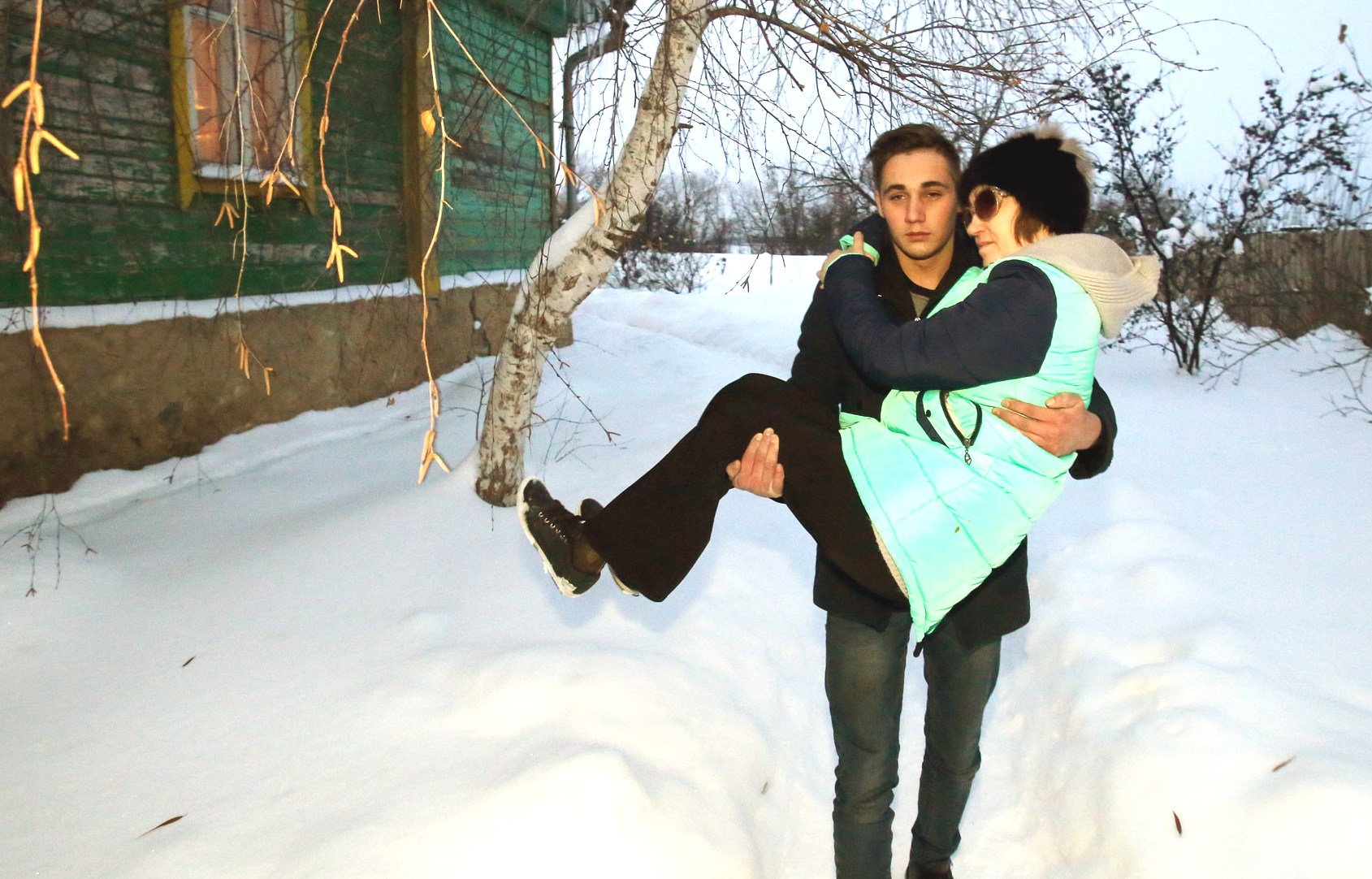 Игорь до сих пор иногда носит маму на руках