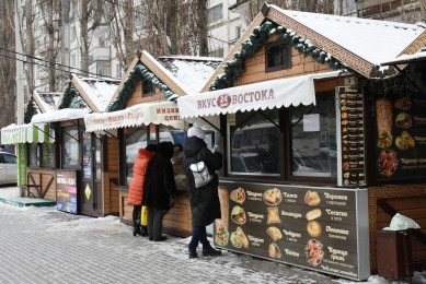 Владелец киоска с шаурмой рассказал, почему ею отравились 19 человек
