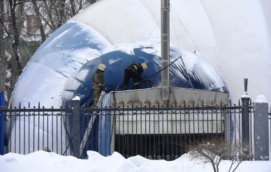 В Воронеже загорелся надувной картинговый центр