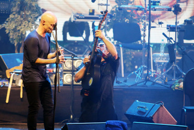 Борис Гребенщиков удивил воронежцев танцами на коленях
