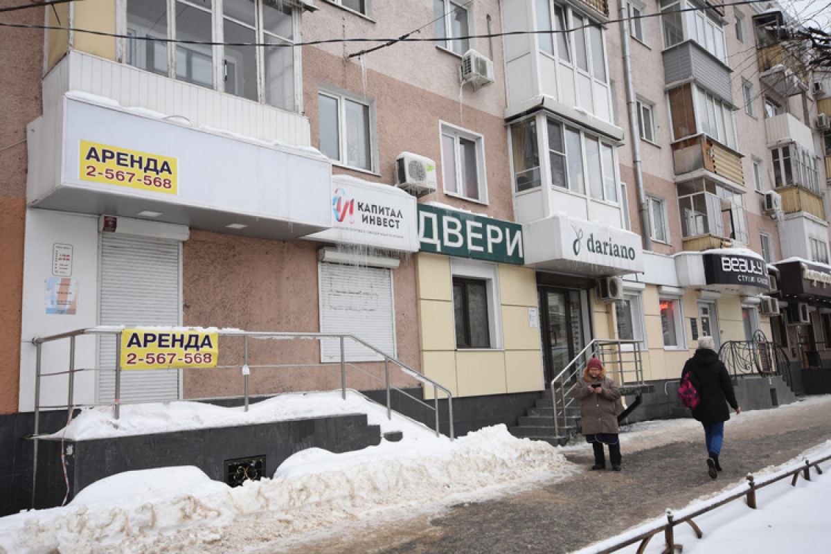 Сейчас от офиса «Капитал инвеста» на Московском проспекте остались только вывеска да занесённые снегом ступени