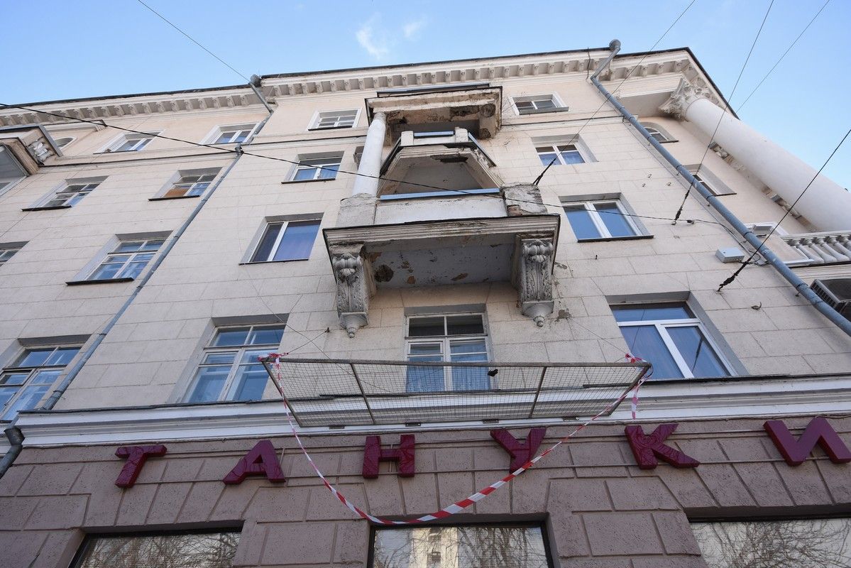 Под балконом, с которого упала колонна, натянули секту