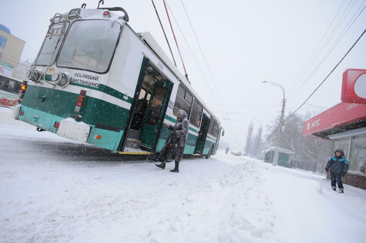 Один человек пострадал в массовом ДТП с троллейбусом в центре Воронежа
