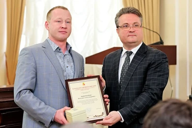 Мэр Воронежа подарил часы водителю маршрутки, спасшему пассажира