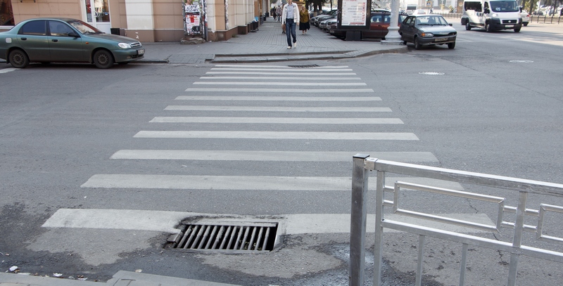 В Воронеже пешеход попал под машину и повредил позвоночник
