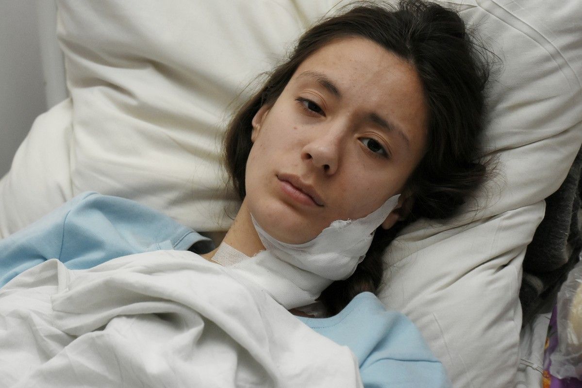 Ранивший ножом сотрудницу салона микрозаймов грабитель до сих пор на свободе
