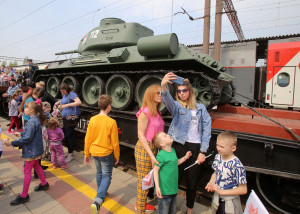 В Воронеже поезд встретили тысячи горожан