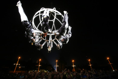 Платоновфест открылся фантастическим шоу акробатов на 40-метровой высоте