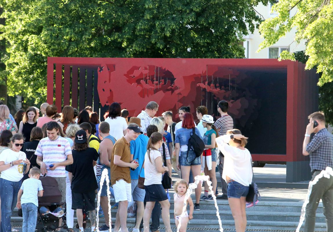 Инсталляция с портретом Платонова на Советской площади