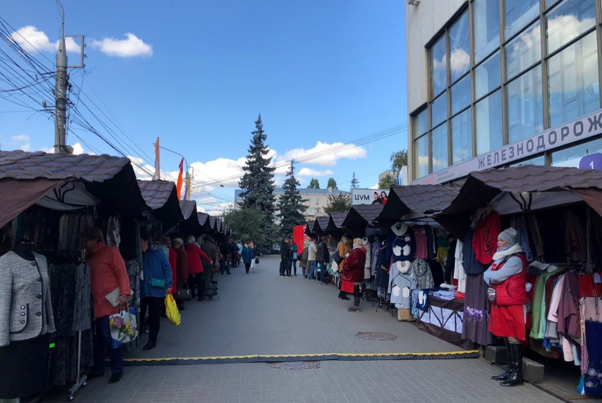 Юго западный рынок москва. Ярмарка на Юго Западном. Ярмарка одежда на Юго Западном. Юго-Западный рынок Воронеж. Воронеж Юго-Западный рынок памятники.