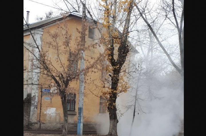 В Воронеже с крыши двухэтажки обрушился водопад