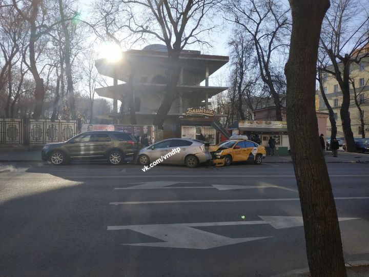 В Воронеже произошла массовая авария с участием машины «Яндекс.Такси»