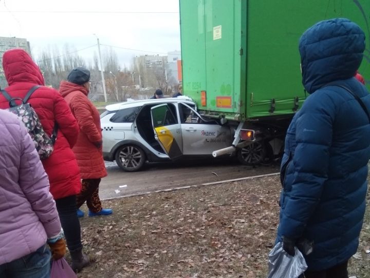 В Воронеже такси влетело в фуру — водитель легковушки погиб