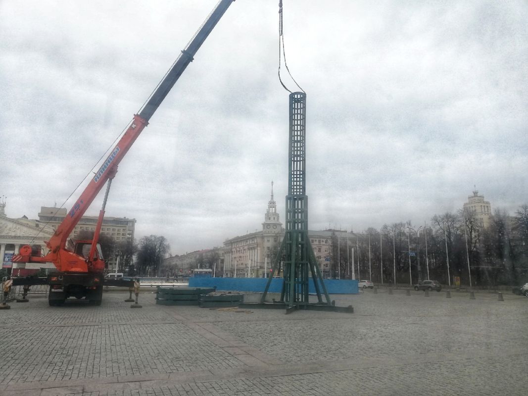 В Воронеже начали установку новогодней ёлки на площади Ленина