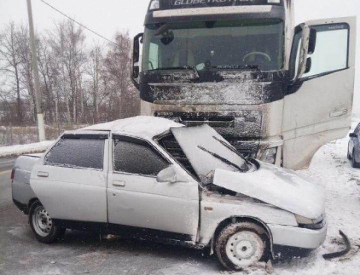 Три человека пострадали в ДТП с грузовиком на трассе в Воронежской области