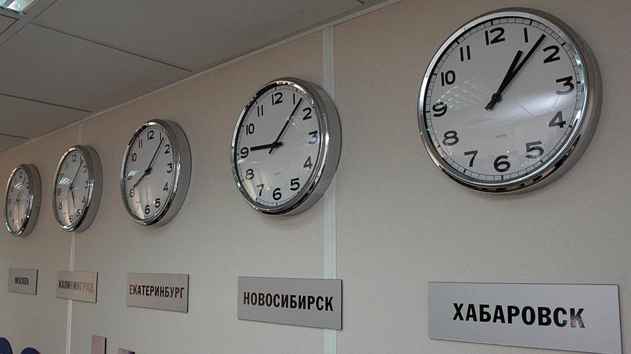 Часы в гостиницах с разным временем