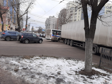 В Воронеже из-за фуры Московский проспект встал в глухой пробке
