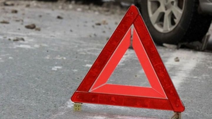 В центре Воронежа легковушка пробила ограждение и влетела на тротуар
