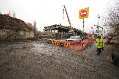Через рельсы и по грязи — как воронежцы обходят виадук
