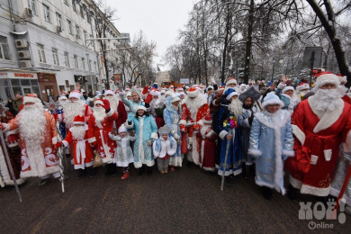 Красочное шествие и футбол: как пройдёт парад Дедов Морозов в Воронеже
