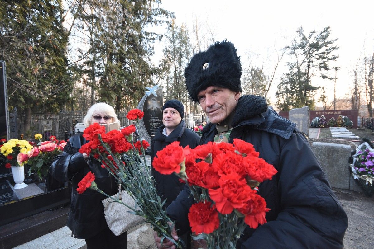 В Воронеже сириец, который идёт с конём к Путину, возложил цветы к мемориалу