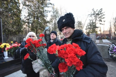 В Воронеже сириец, который идёт с конём к Путину, возложил цветы к мемориалу