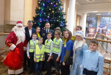 Полицейский Дед Мороз поздравил воронежских школьников с наступающим Новым годом
