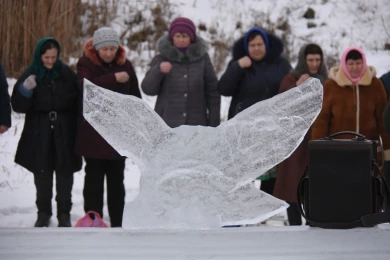 Богородица и русалка украсили крещенскую купель под Воронежем 
