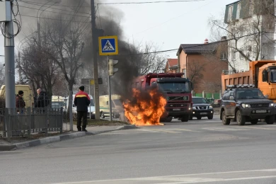 В Воронеже на оживлённом перекрёстке полыхала иномарка