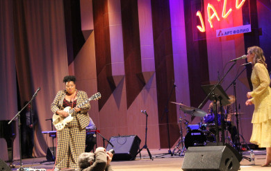 В Воронеже с аншлагом выступила джазовая певица из Нью-Йорка
