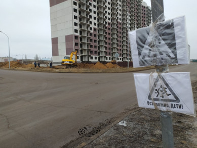 В микрорайоне Воронежа бумажные дорожные знаки заменили настоящими