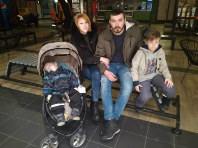 В Воронеже семья с двумя маленькими детьми ночует в Макдоналдсе