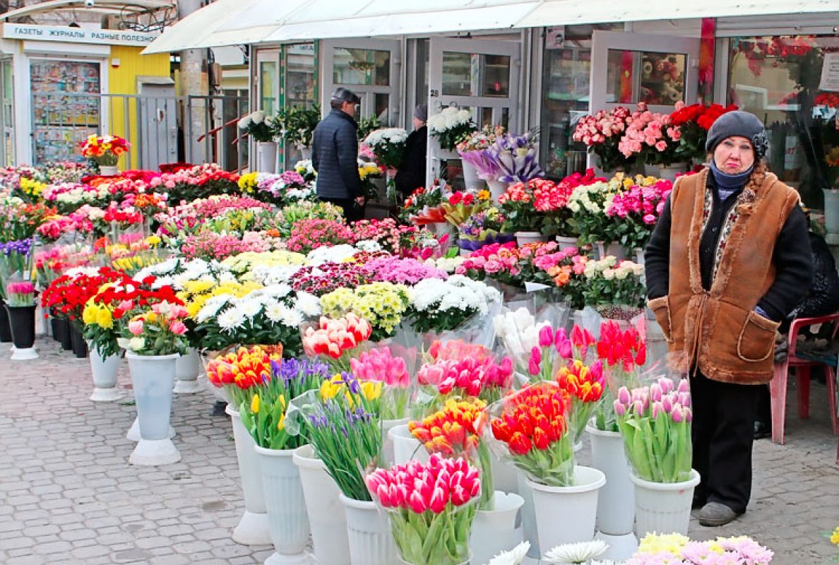 Какими цветами торгуют. Торговля цветами на улице. Цветочный рынок. Торговля тюльпанами.