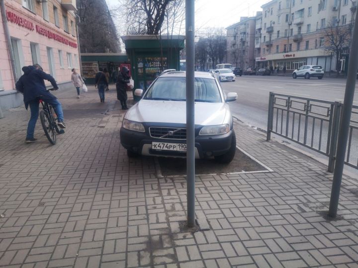 Заезжали на паре. Заезд на тротуар штраф. Заехать колесами на тротуар. Заехал на тротуар и газоны. Заезд на газон одним колесом.