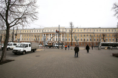 На проспекте Революции провода перевешивают со старых столбов на новые
